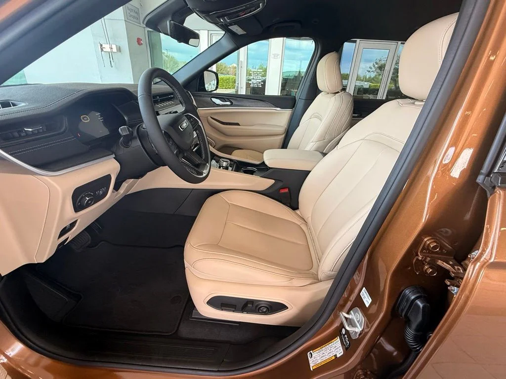 New 2026 Copper Shino Metallic Clear-Coat Exterior Paint Jeep Limited image 9