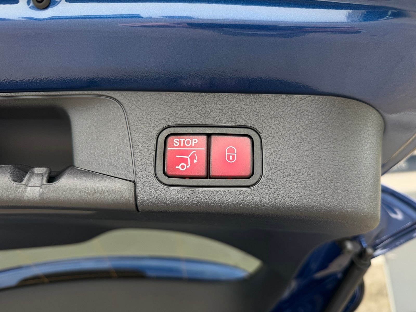 New 2026 Starling Blue Metallic Mercedes-Benz GLB 250 image 22