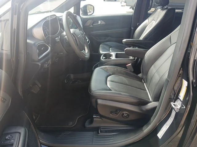 Used 2025 Black Chrysler Select image 30