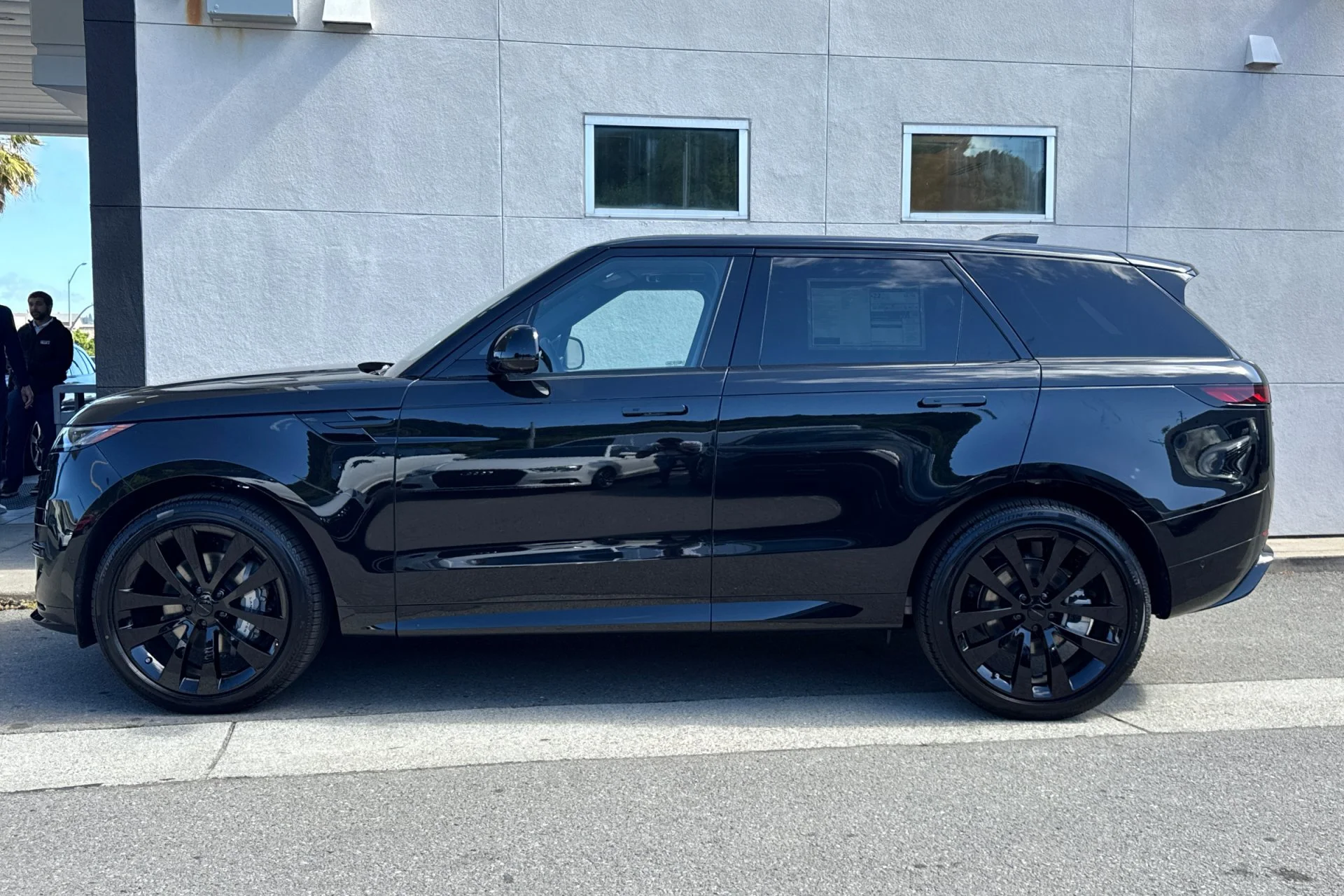 New 2026 Santorini Black Land Rover Dynamic SE image 5
