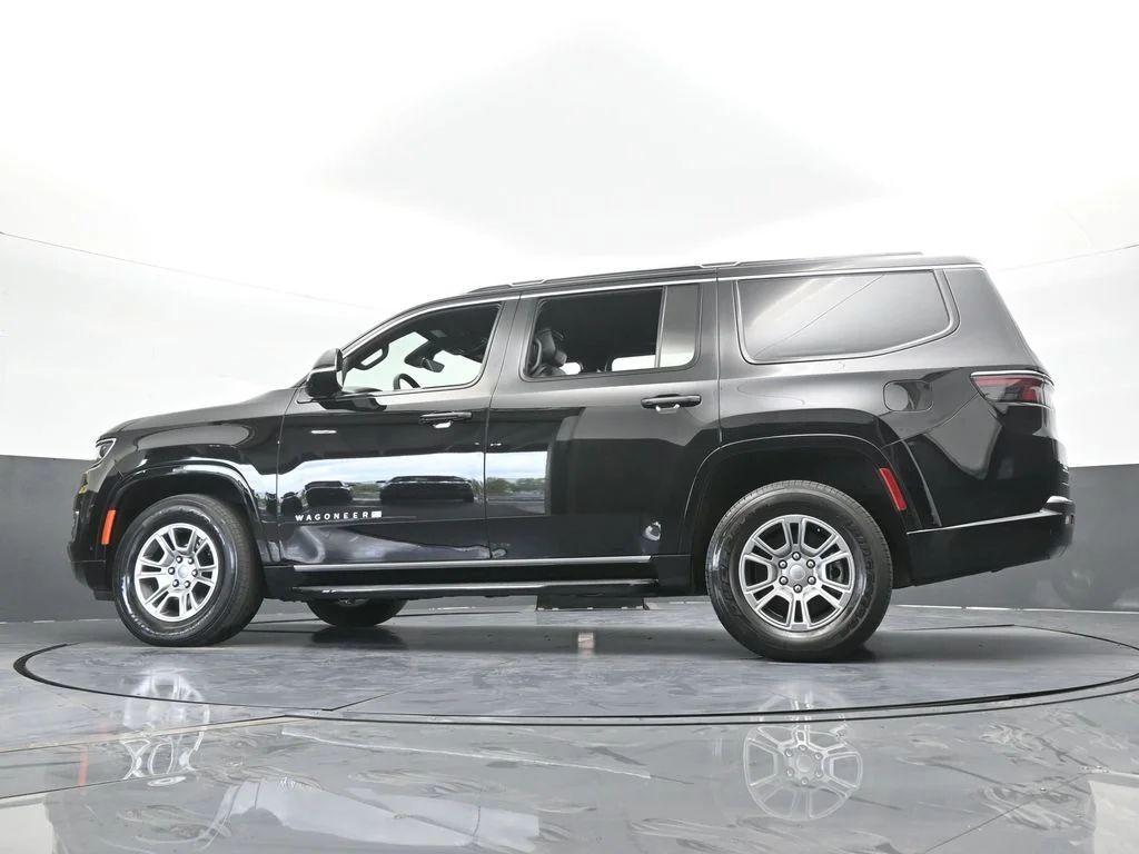 Used 2023 Diamond Black Crystal Pearlcoat Jeep Base image 64