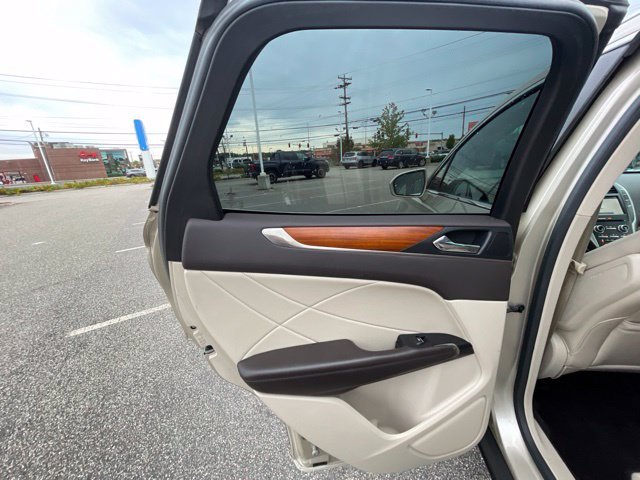 Used 2017 White Gold Metallic Lincoln Select image 30