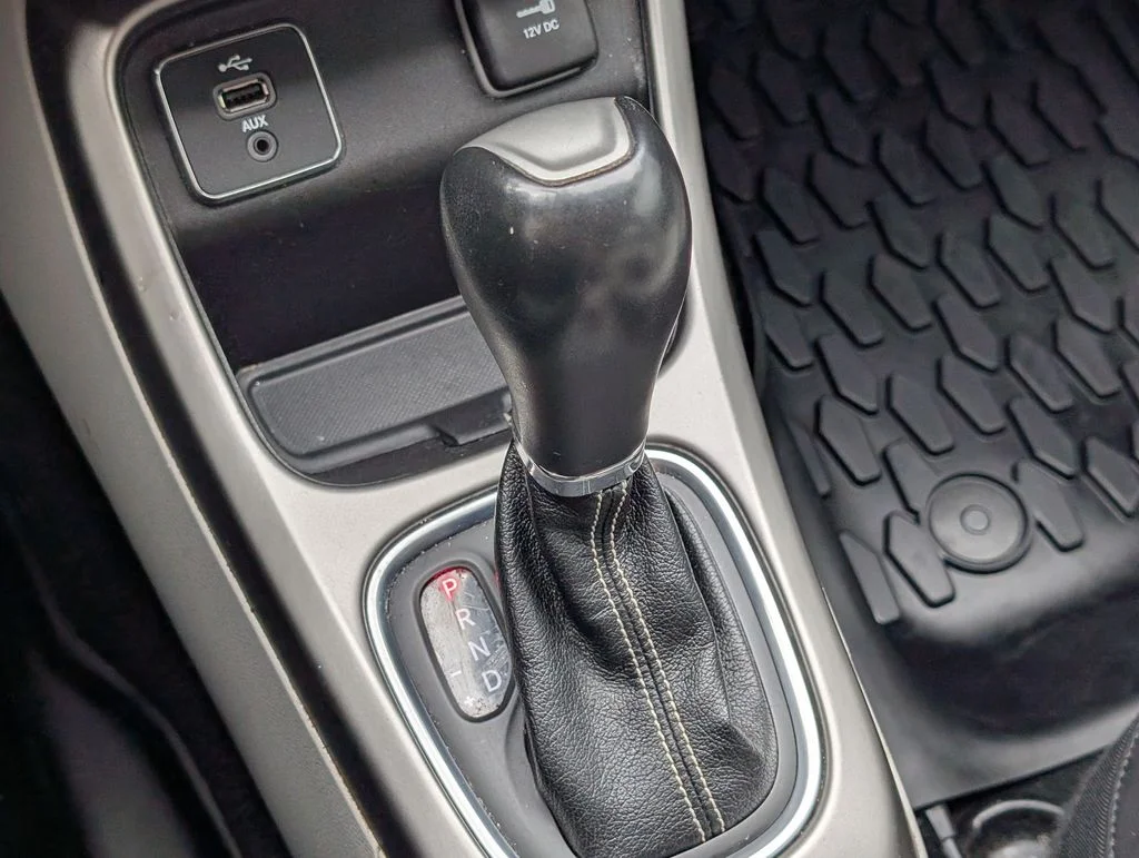 Used 2018 White Jeep Latitude image 17