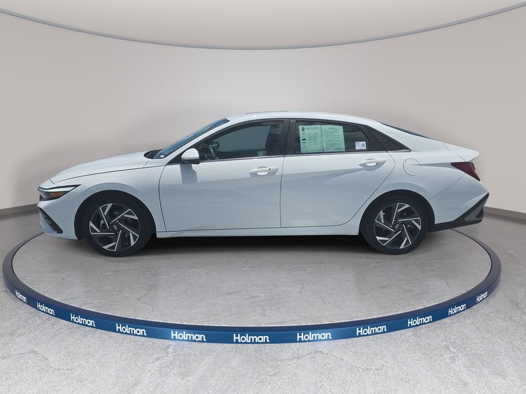 Used 2025 White Hyundai SEL Convenience image 10