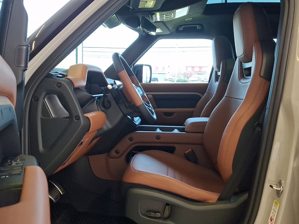 New 2026 Borasco Grey Land Rover OCTA image 9