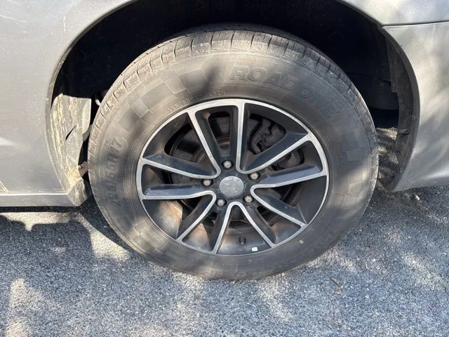 Used 2019 Silver Dodge SXT image 9