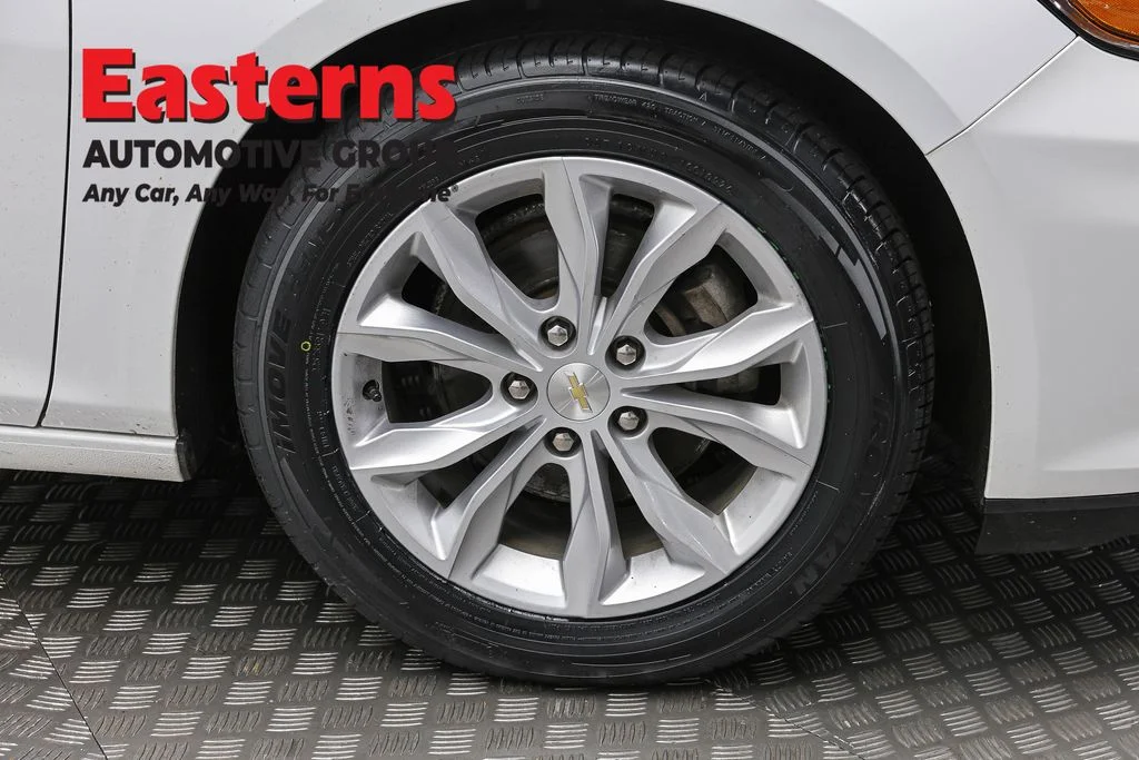 Used 2023 White Chevrolet LT image 31
