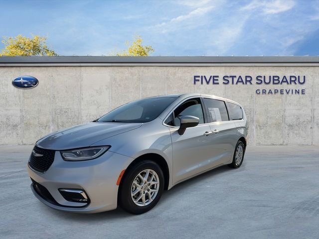 Used 2023 Silver Chrysler Touring L image 4