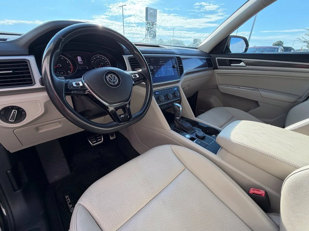Used 2019 Black Volkswagen 3.6L V6 SE image 4