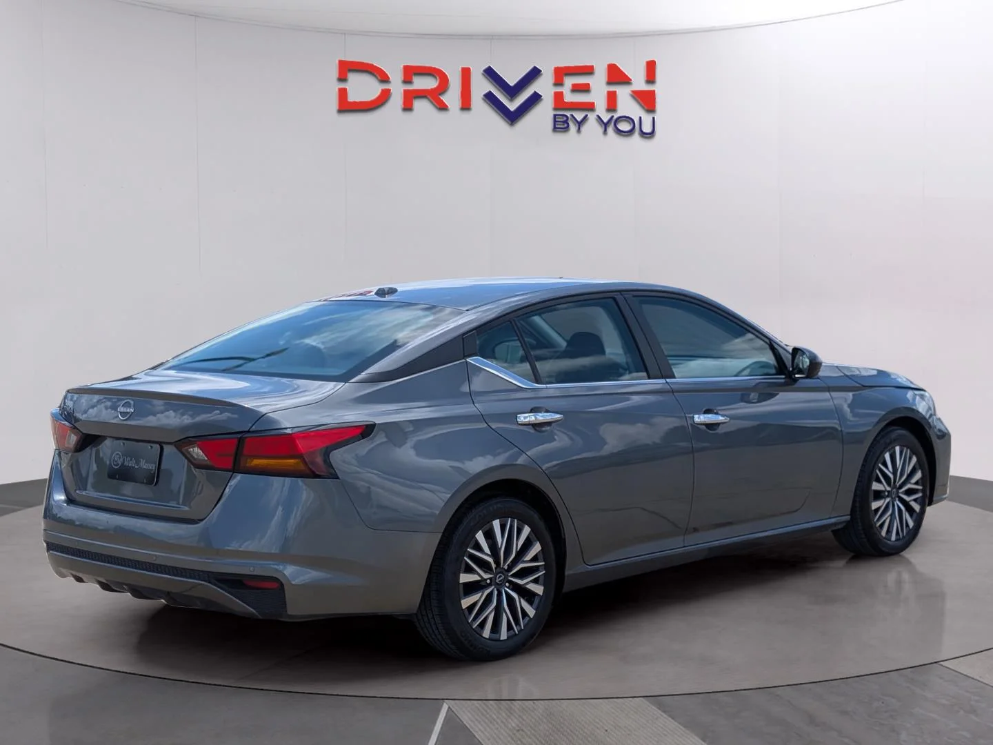 Used 2025 Gun Metallic Nissan SV image 5