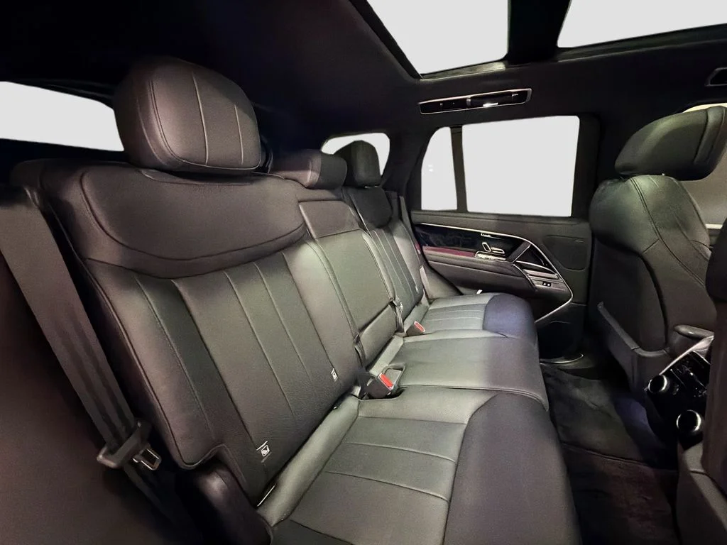 Used 2025  Land Rover SE image 28