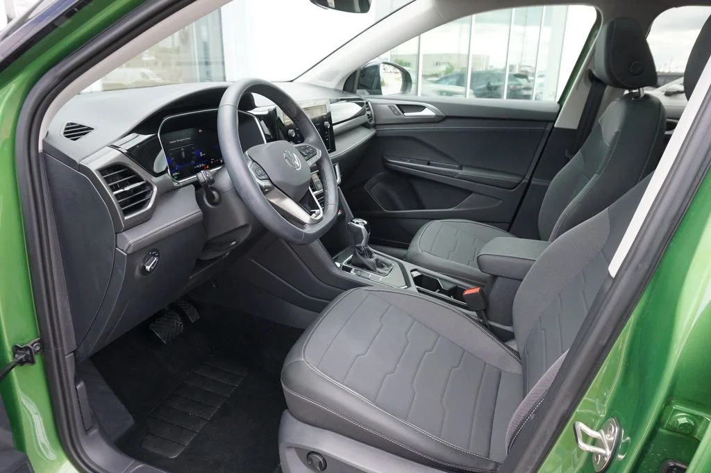 Certified Used 2025 Green Volkswagen 1.5T SE Black image 9