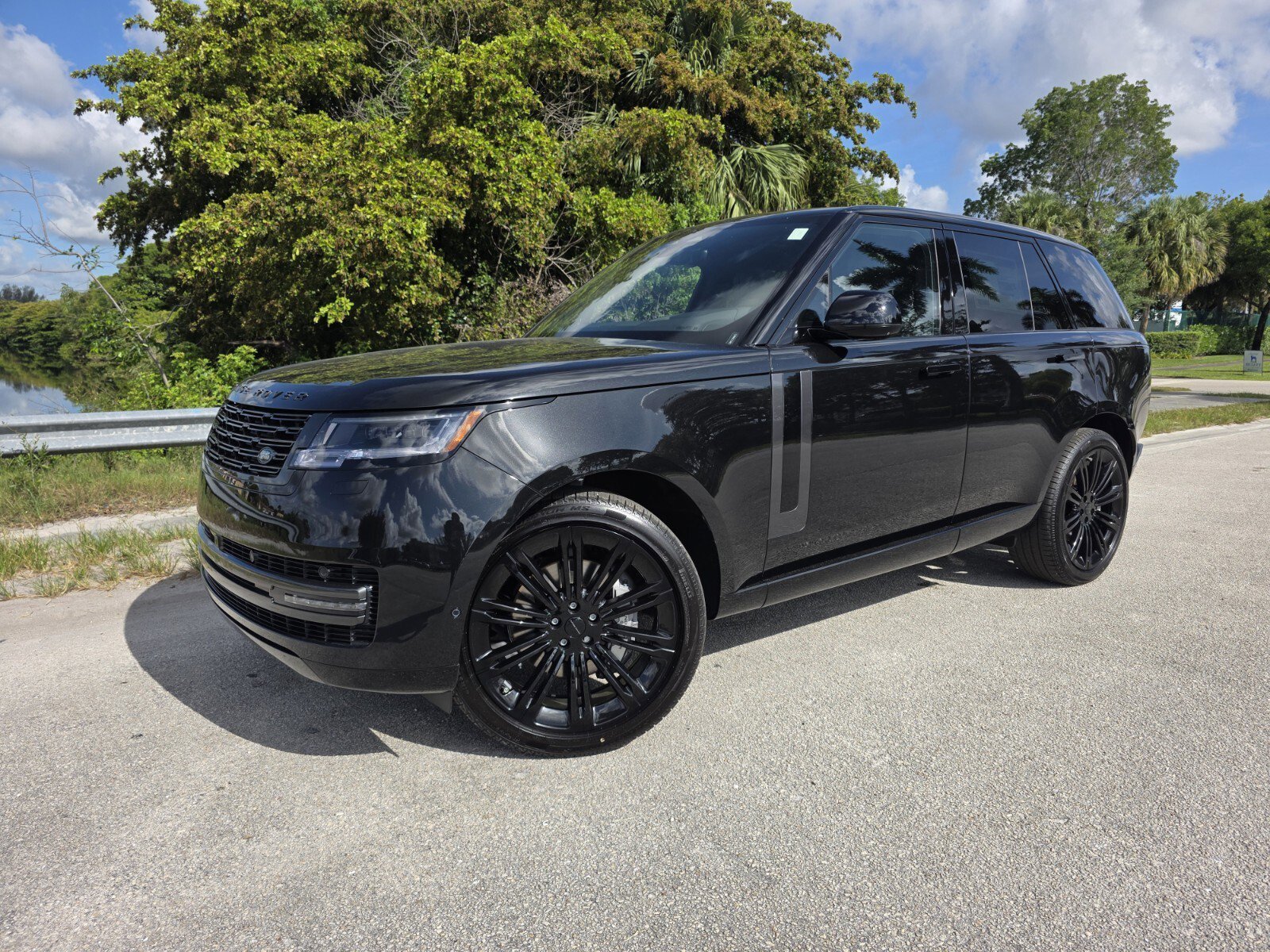 New 2026 Santorini Black Land Rover SE image 1