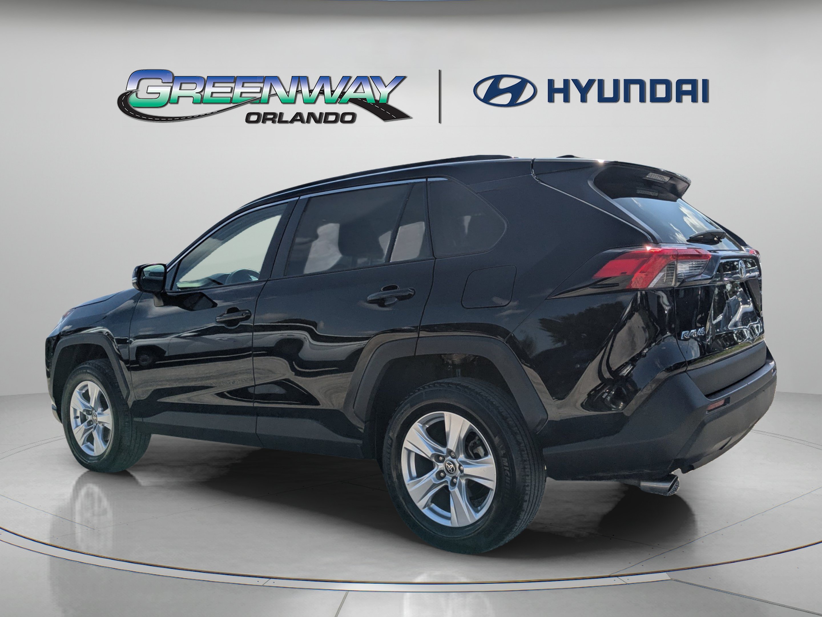 2021 Toyota RAV4 XLE - Photo 6