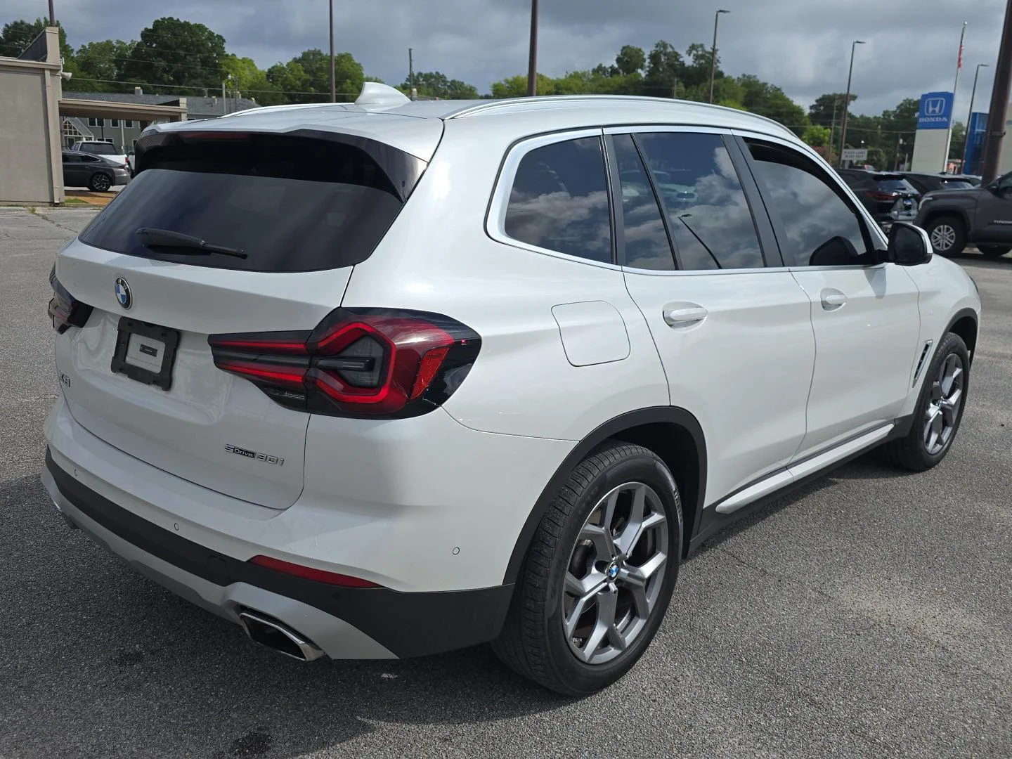 Used 2024 Mineral White Metallic BMW sDrive30i image 3