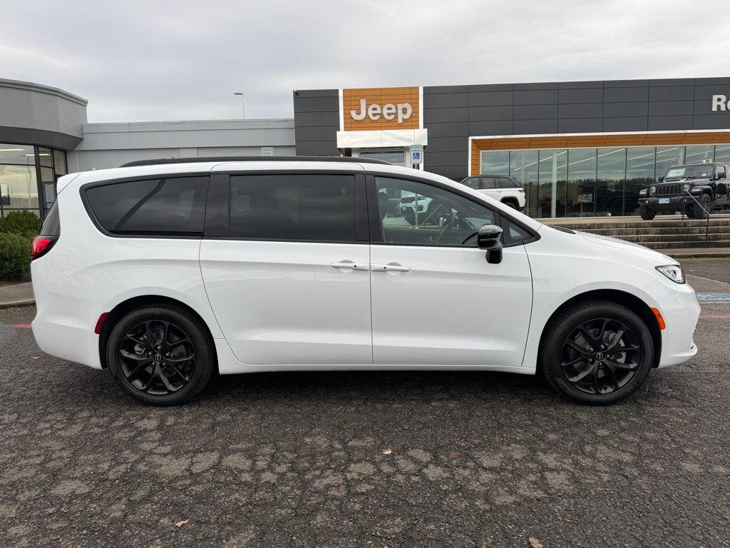 New 2026 Bright White Clear-Coat Exterior Paint Chrysler Select image 9