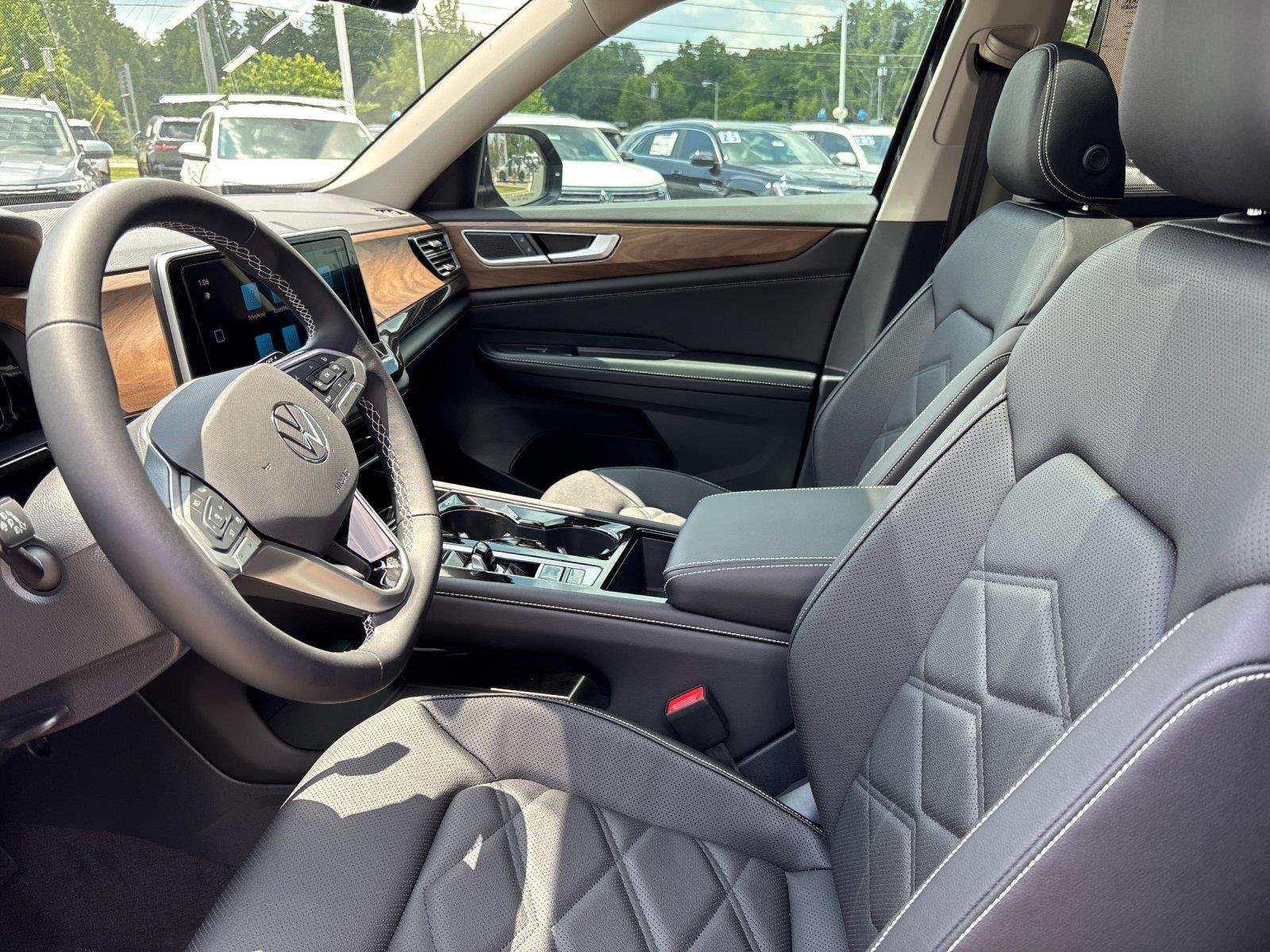 New 2026 deep black pearl Volkswagen 2.0T SE w/Technology image 15