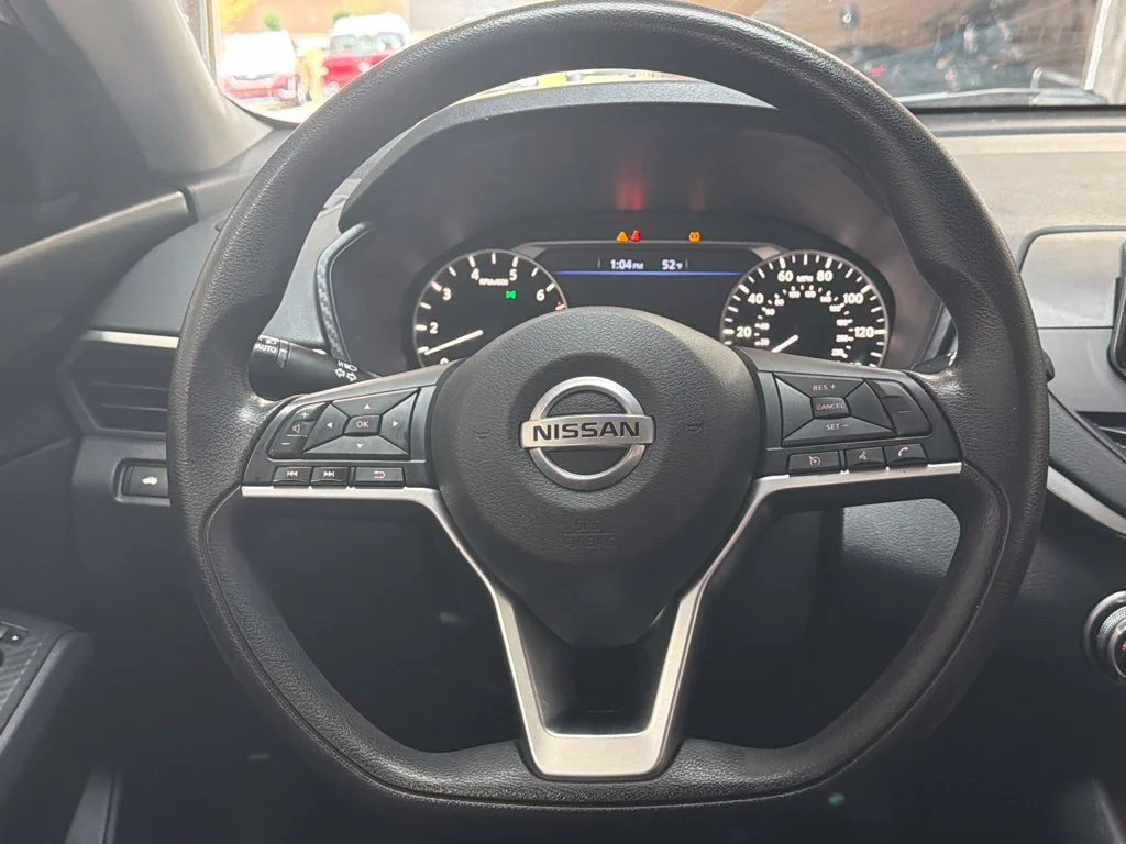 Used 2020 Brilliant Silver Metallic Nissan 2.5 S image 15