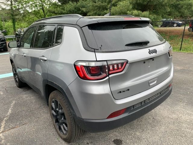 Used 2022 Silver Jeep Latitude image 3