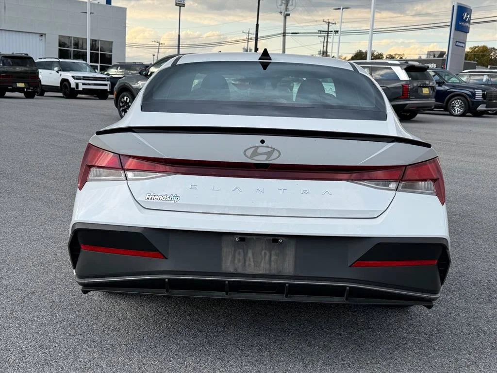 Used 2025 White Hyundai SEL Sport image 10
