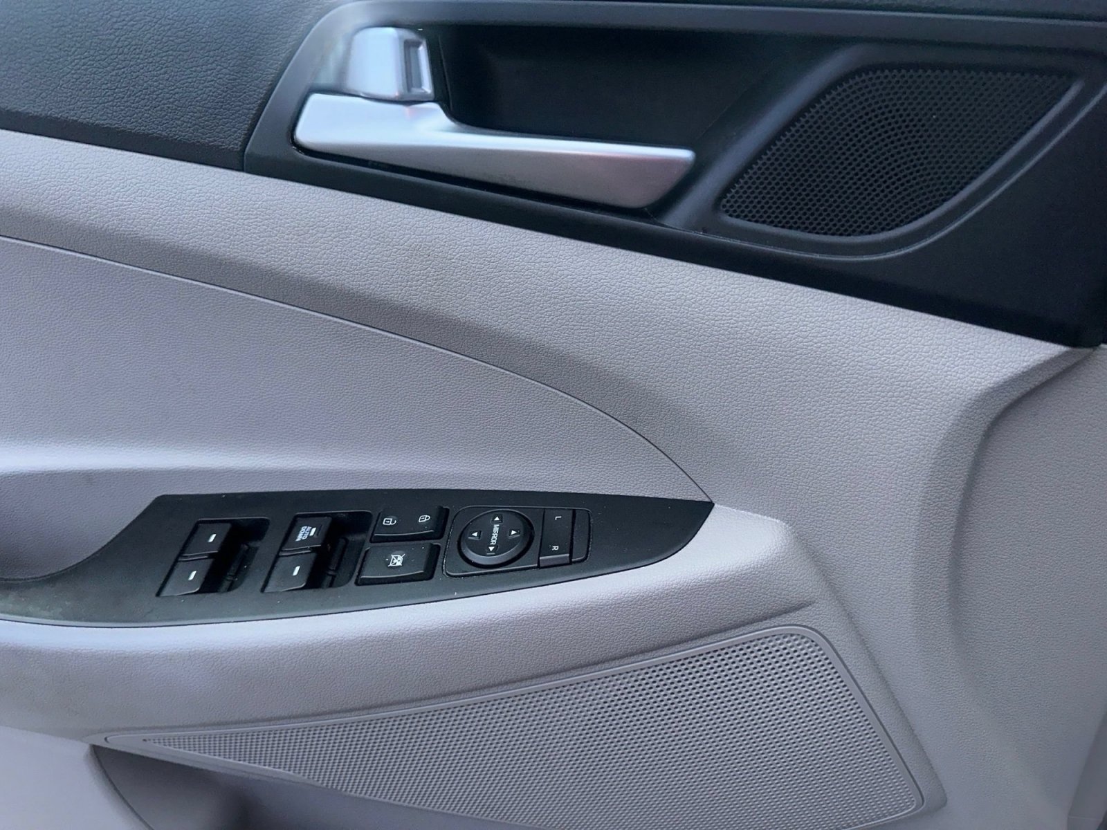Used 2019 Coliseum Gray Hyundai SE image 3