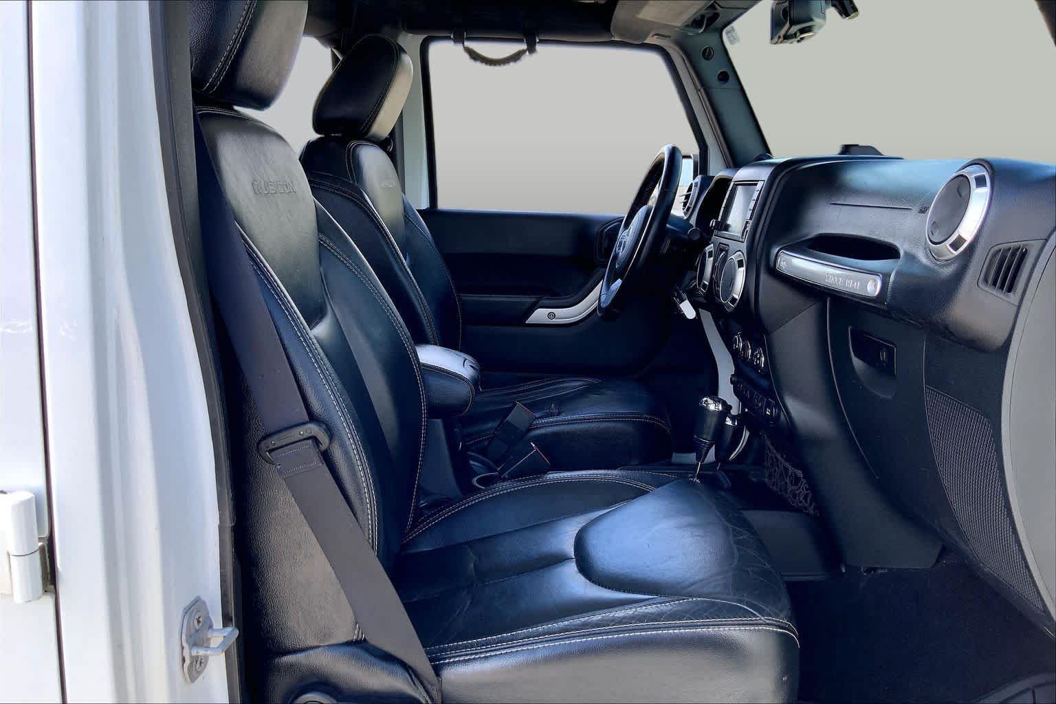 Used 2014 Bright White Clearcoat Jeep Rubicon X image 9