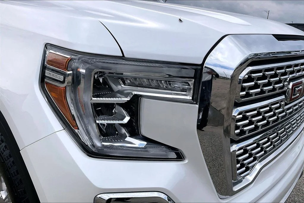 Used 2022 White GMC Denali image 33