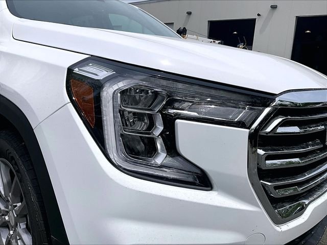 Used 2024 White GMC SLT image 31