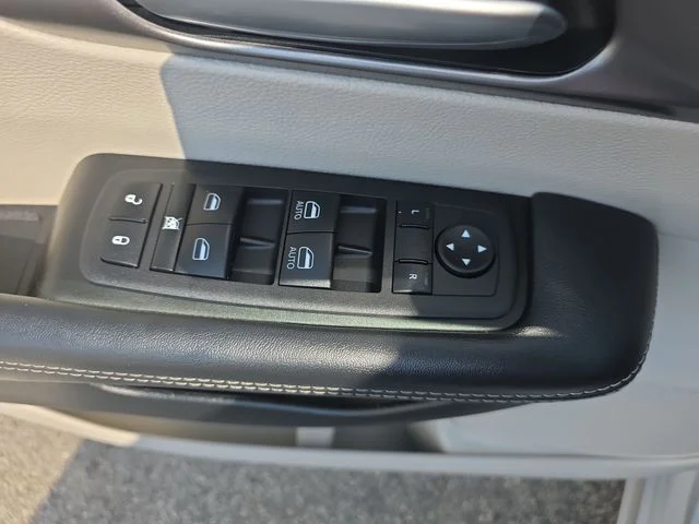 Used 2023 Silver Chrysler Touring L image 29