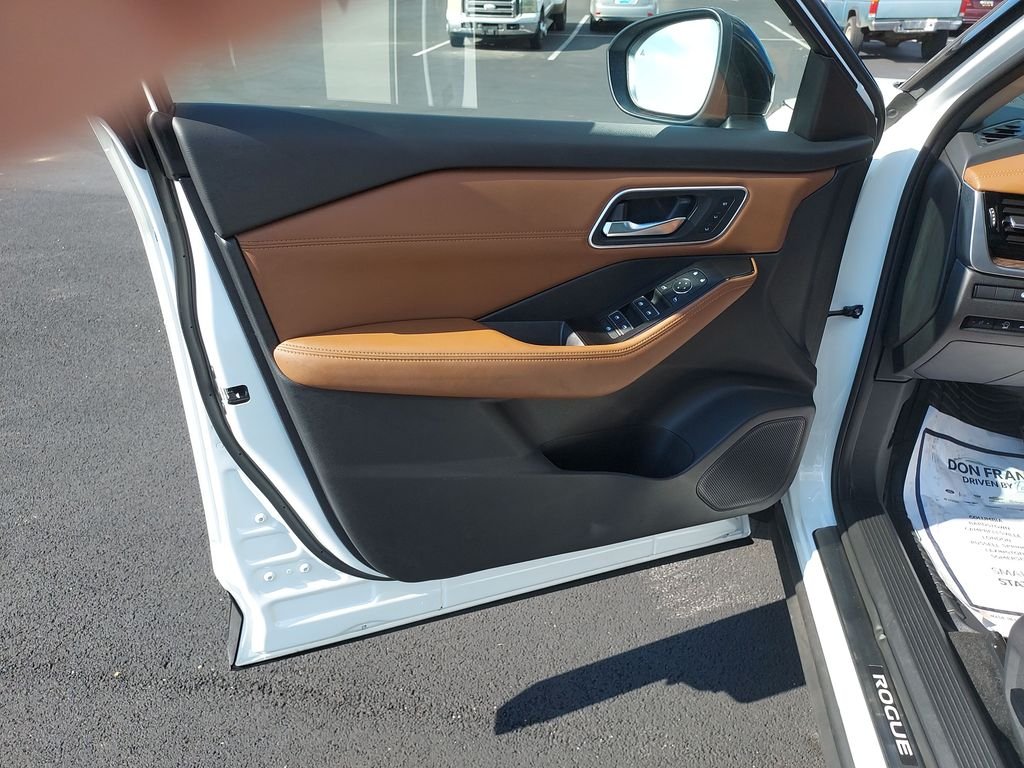 Used 2026 White Nissan Platinum image 12