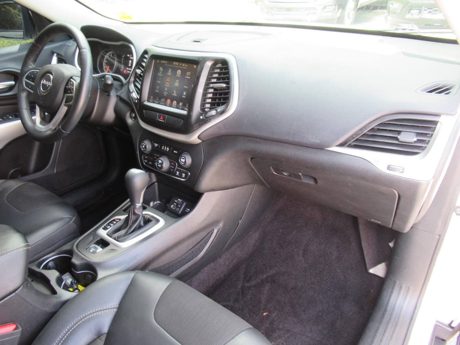 Used 2018 White Jeep Latitude Plus image 11