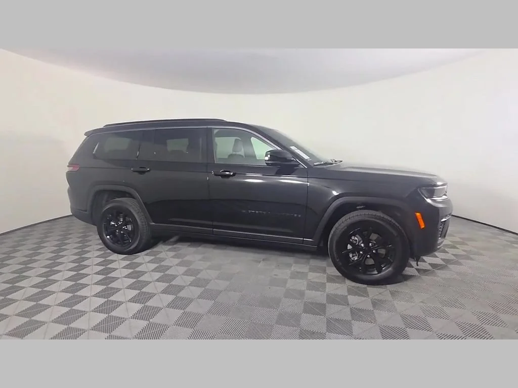 New 2026 Diamond Black Crystal Pearl-Coat Exterior Paint Jeep Laredo Altitude image 21