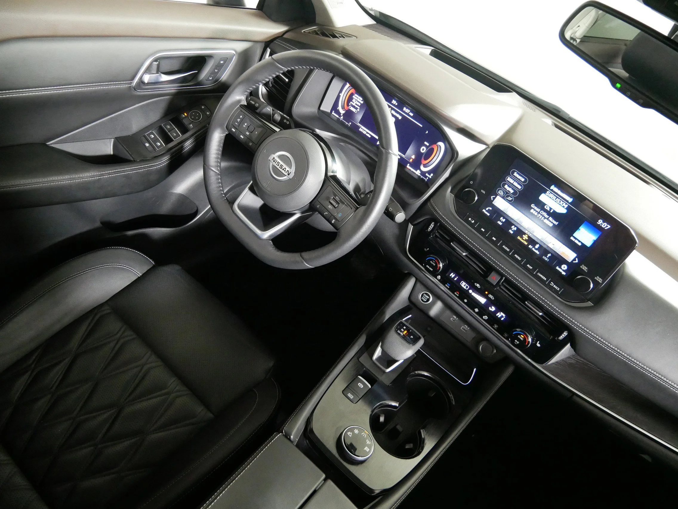 Used 2021 Champagne Silver Metallic Nissan Platinum image 9