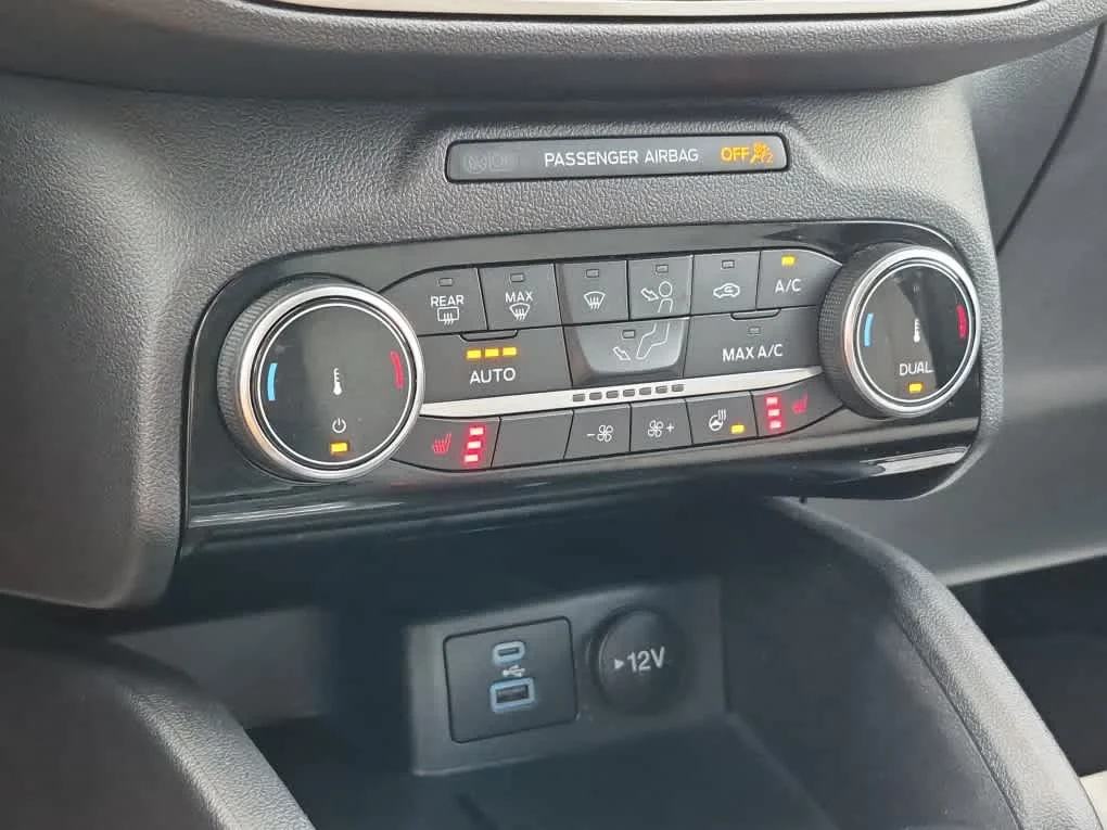 Used 2022 Agate Black Ford SE image 14