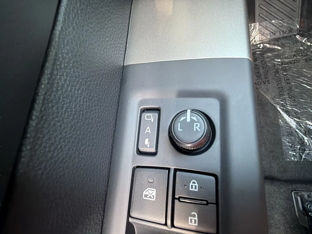New 2026 Wind Chill Pearl <sup>1</sup> Toyota  Platinum image 38