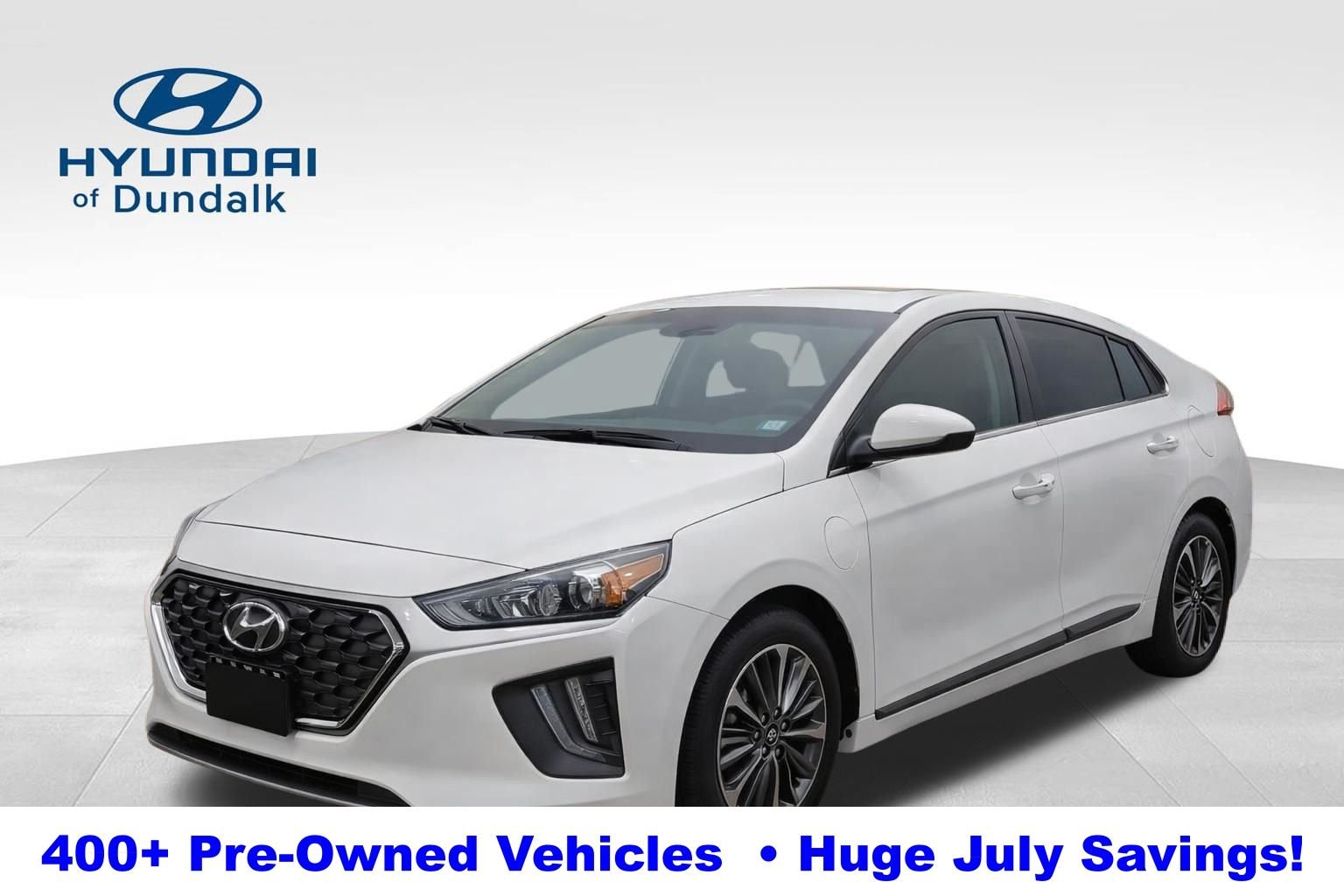 Used 2021 White Hyundai SE image 1