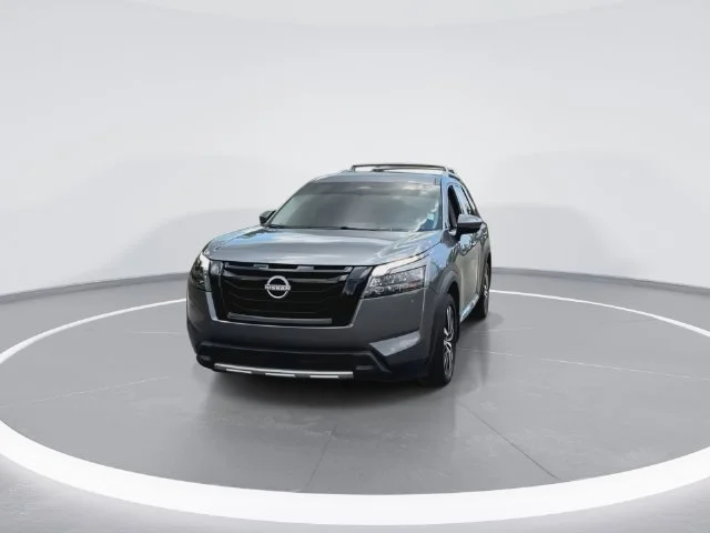 Used 2025 Gray Nissan Platinum image 4