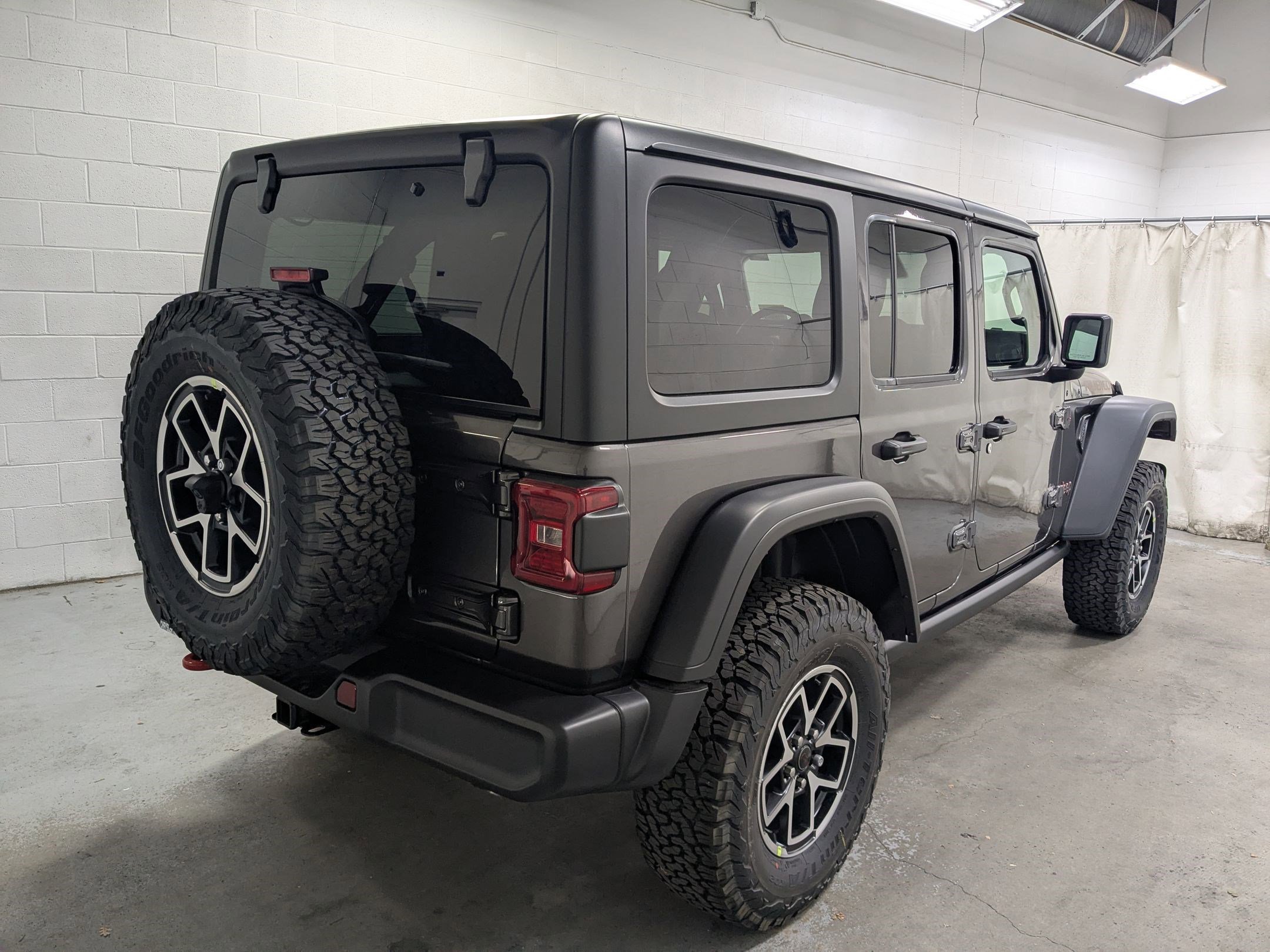 New 2026 Granite Crystal Metallic Clear-Coat Exterior Paint Jeep Rubicon image 4
