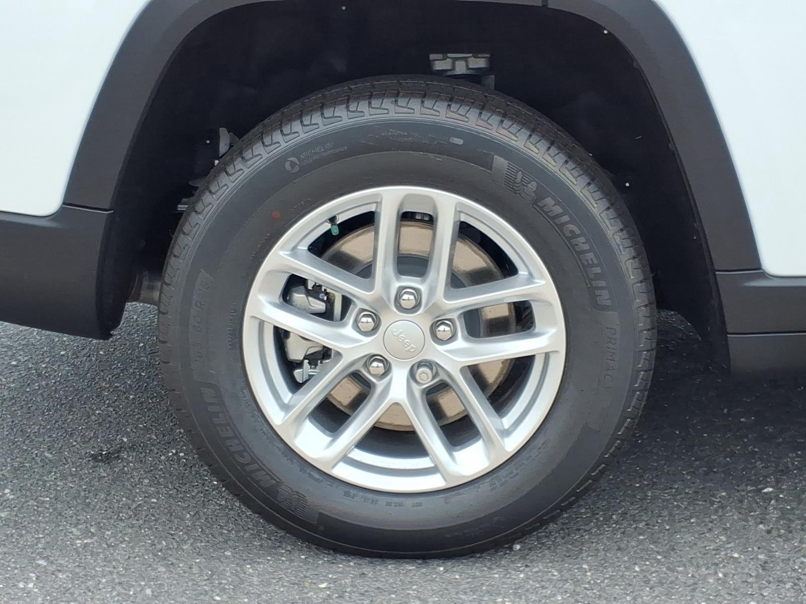 New 2026 Bright White Clear-Coat Exterior Paint Jeep Laredo X image 10