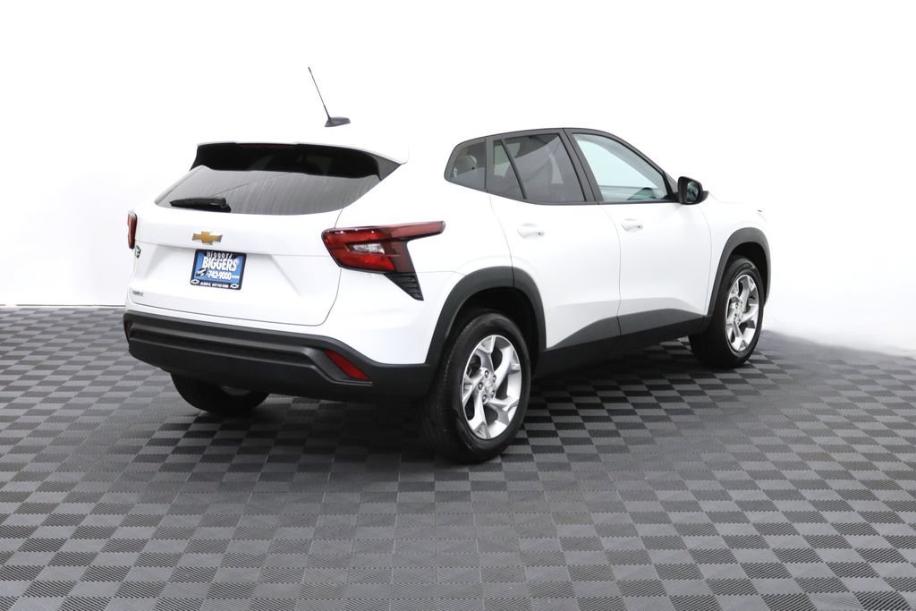 2025 Chevrolet Trax LS - Photo 8