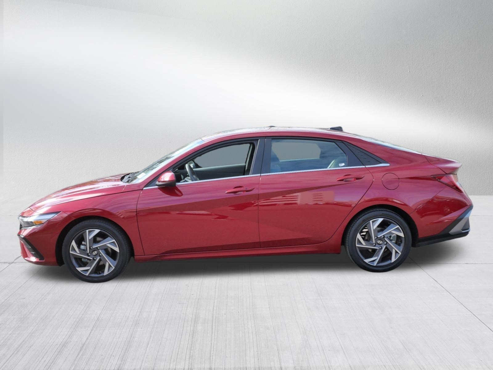 Used 2025 Ultimate Red Hyundai SEL Convenience image 4