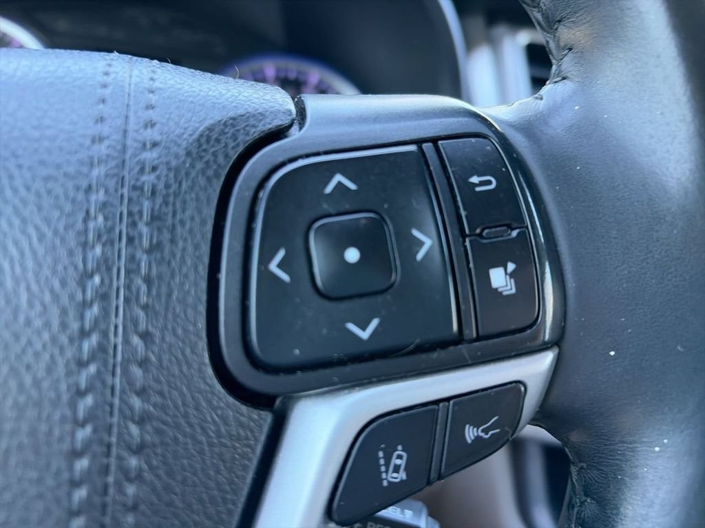Used 2019 Silver Toyota XLE image 24
