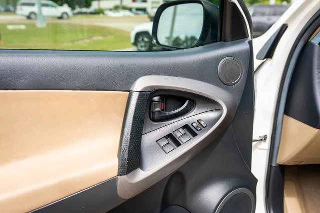 Used 2012 Super White Toyota Base image 30