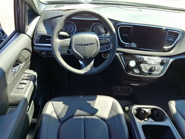 2026 Chrysler Voyager LX - Photo 11