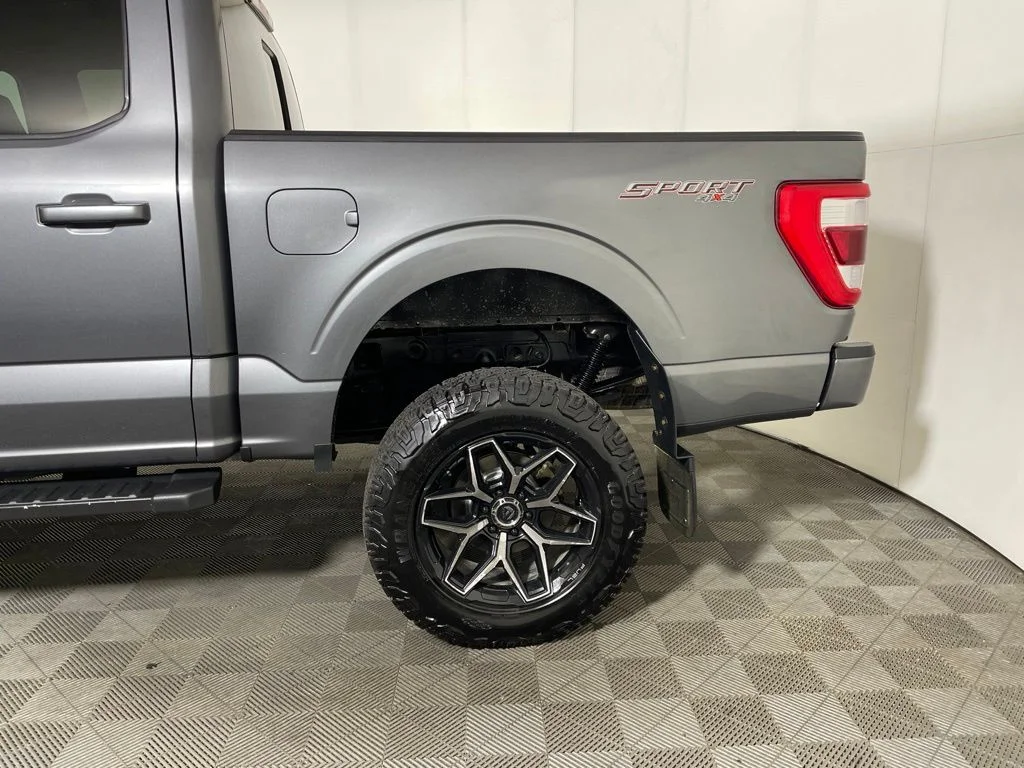 Used 2023  Ford Lariat image 5