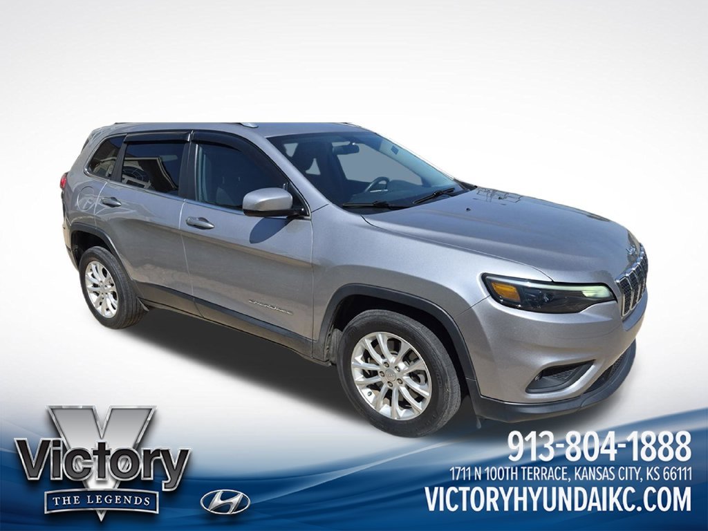 Used 2019 Silver Jeep Latitude image 5