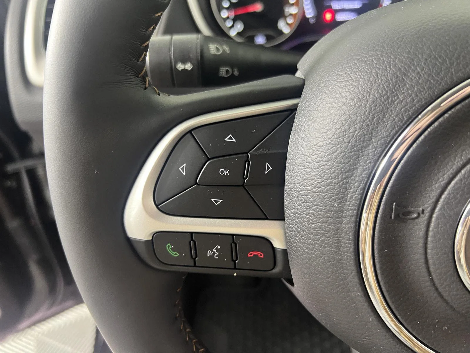 Used 2018 Granite Crystal Metallic Clearcoat Jeep Latitude image 14
