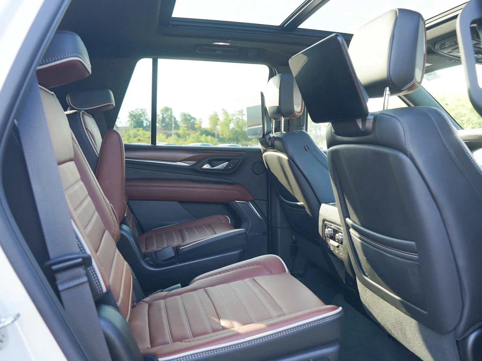 Used 2023 White Frost Tricoat GMC Denali Ultimate image 13