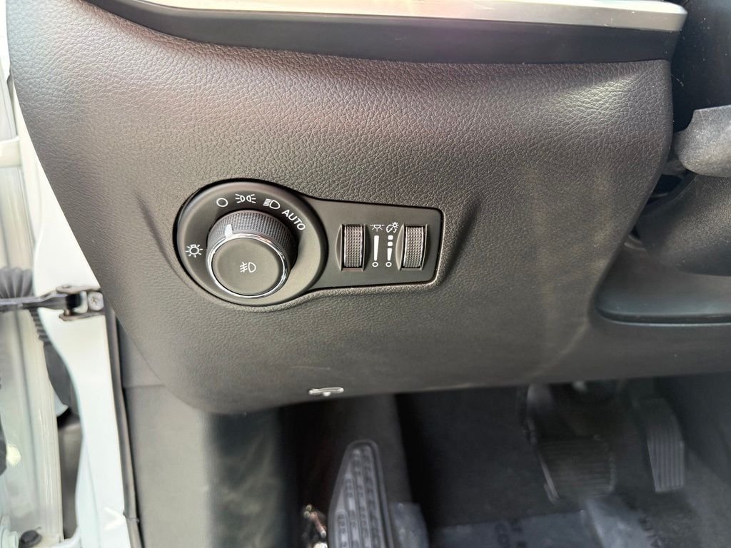 Used 2024 White Jeep Latitude image 7