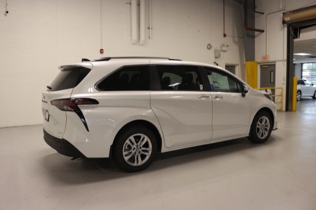 New 2026 Wind Chill Pearl <sup>1</sup> Toyota  XLE image 3